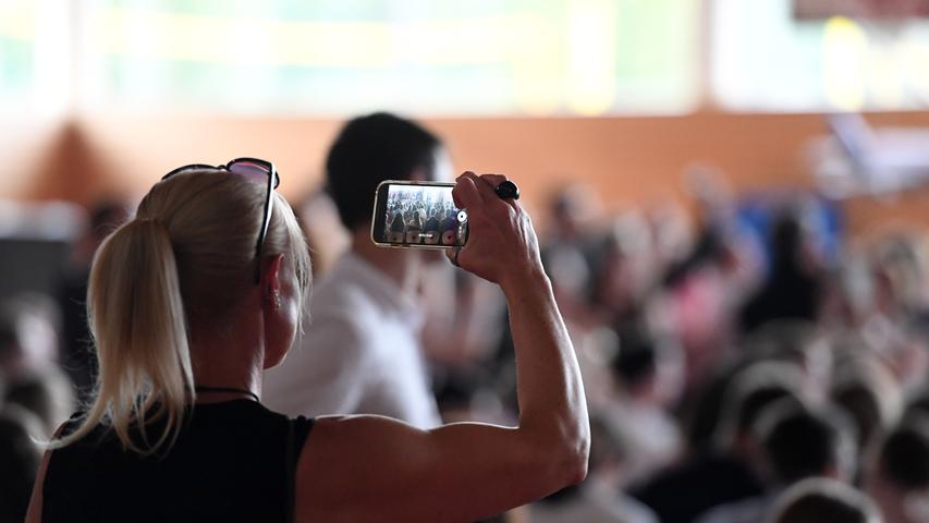 Selfies und schicke Roben: So war die Abschlussfeier an der Zirndorfer Realschule