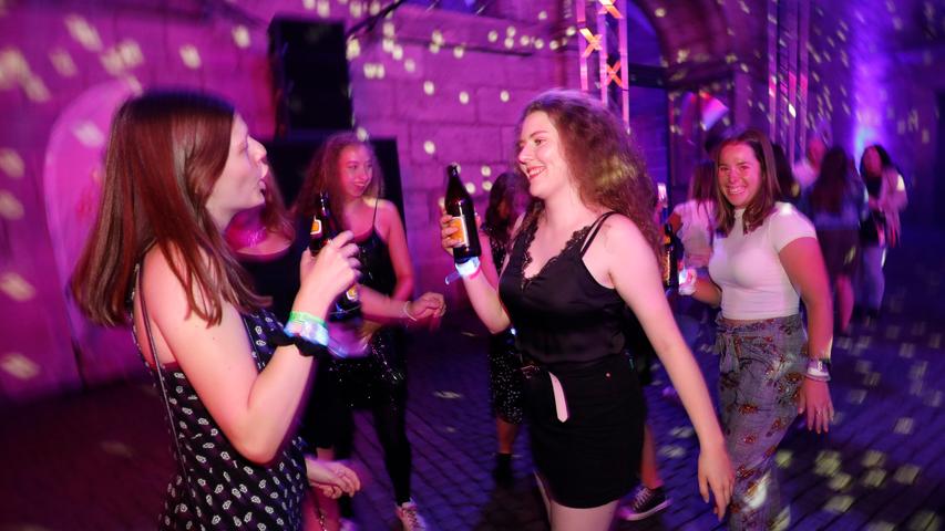 Endlich volljährig! 18-Jährige feiern beim Rathausclubbing