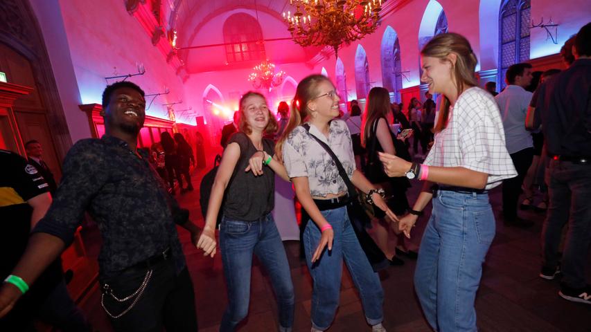 Endlich volljährig! 18-Jährige feiern beim Rathausclubbing
