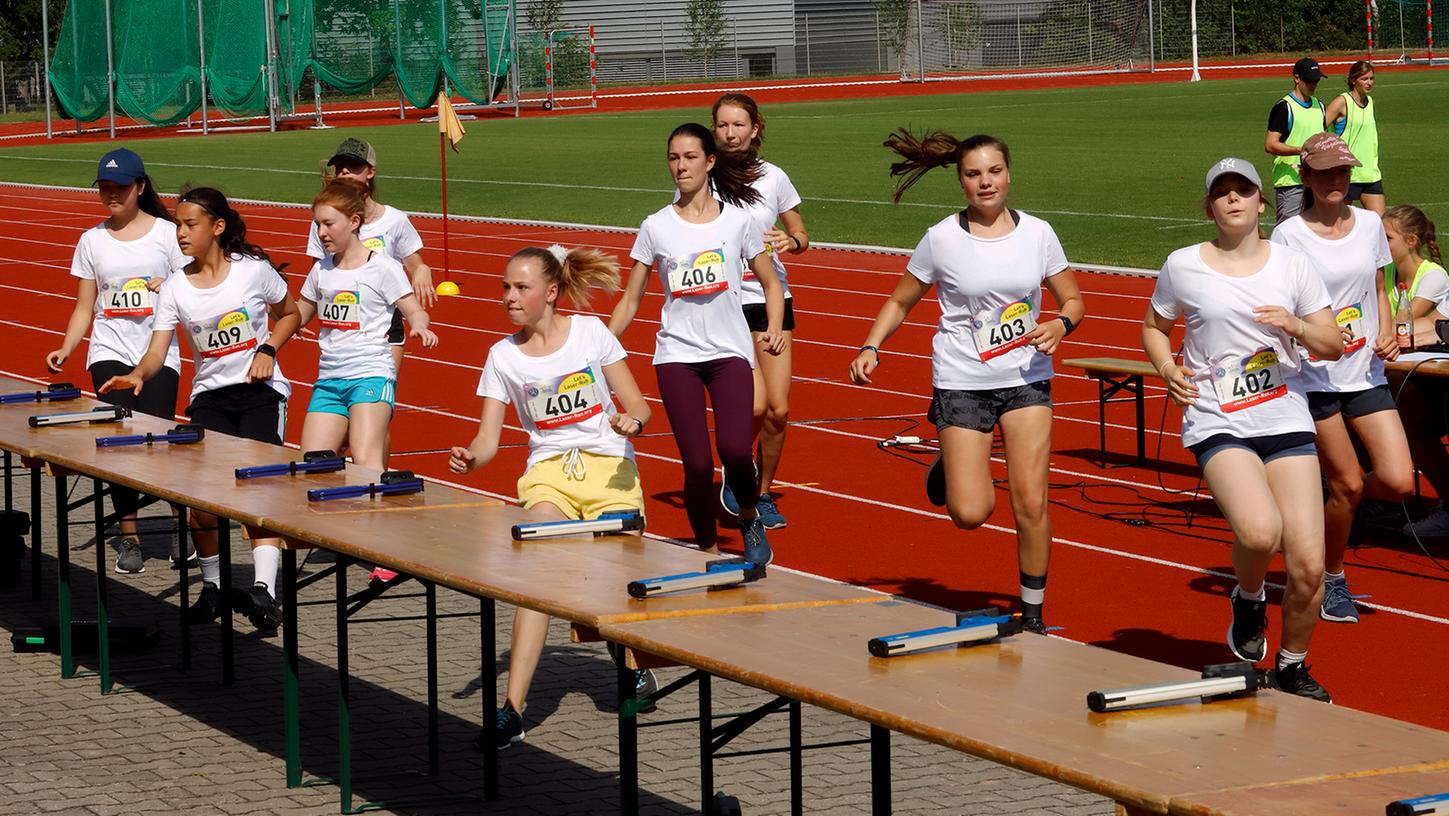 Auch Schülerinnen des Neuen Gymnasiums treten bei der ersten Deutschen Meisterschaft im Laser-Run an. Hier kommen sie gerade an den Schießstand. Nach dem Schießen, sie müssen fünfmal treffen, geht es für die 400 Meter auf die Kunststoffbahn.