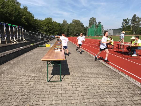 Die Sportler haben 50 Sekunden Zeit, alle fünf Ziele zu treffen. Wer schneller ist, hat einen zeitlichen Vorteil. Wer nicht trifft, darf nach 50 Sekunden losrennen. Die Sportler haben 50 Sekunden Zeit, alle fünf Ziele zu treffen. Wer schneller ist, hat einen zeitlichen Vorteil. Wer nicht trifft, darf nach 50 Sekunden losrennen.