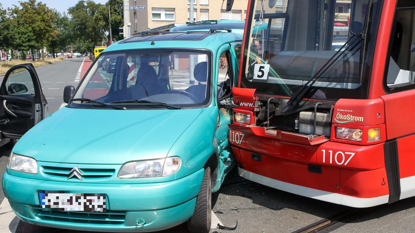 Auto kollidiert in Nürnberg mit Tram: 78-Jähriger verletzt