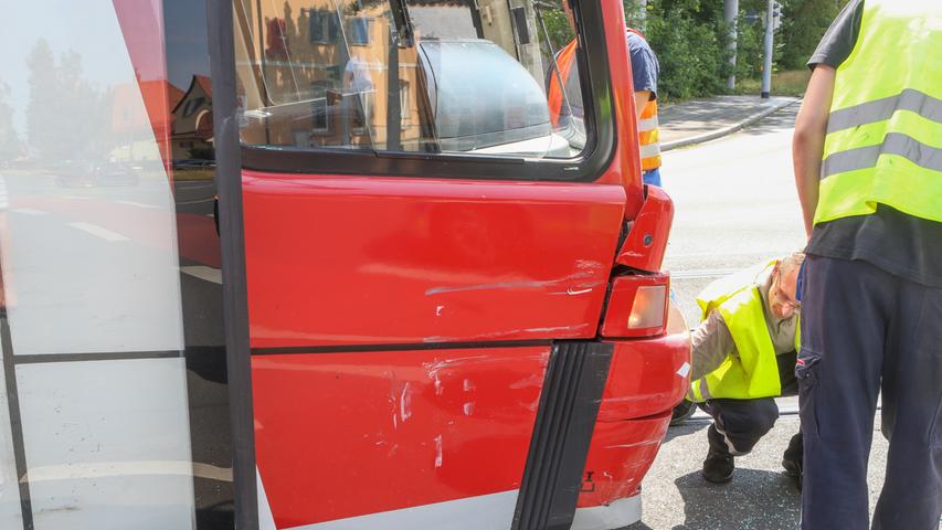 Auto kollidiert in Nürnberg mit Tram: 78-Jähriger verletzt