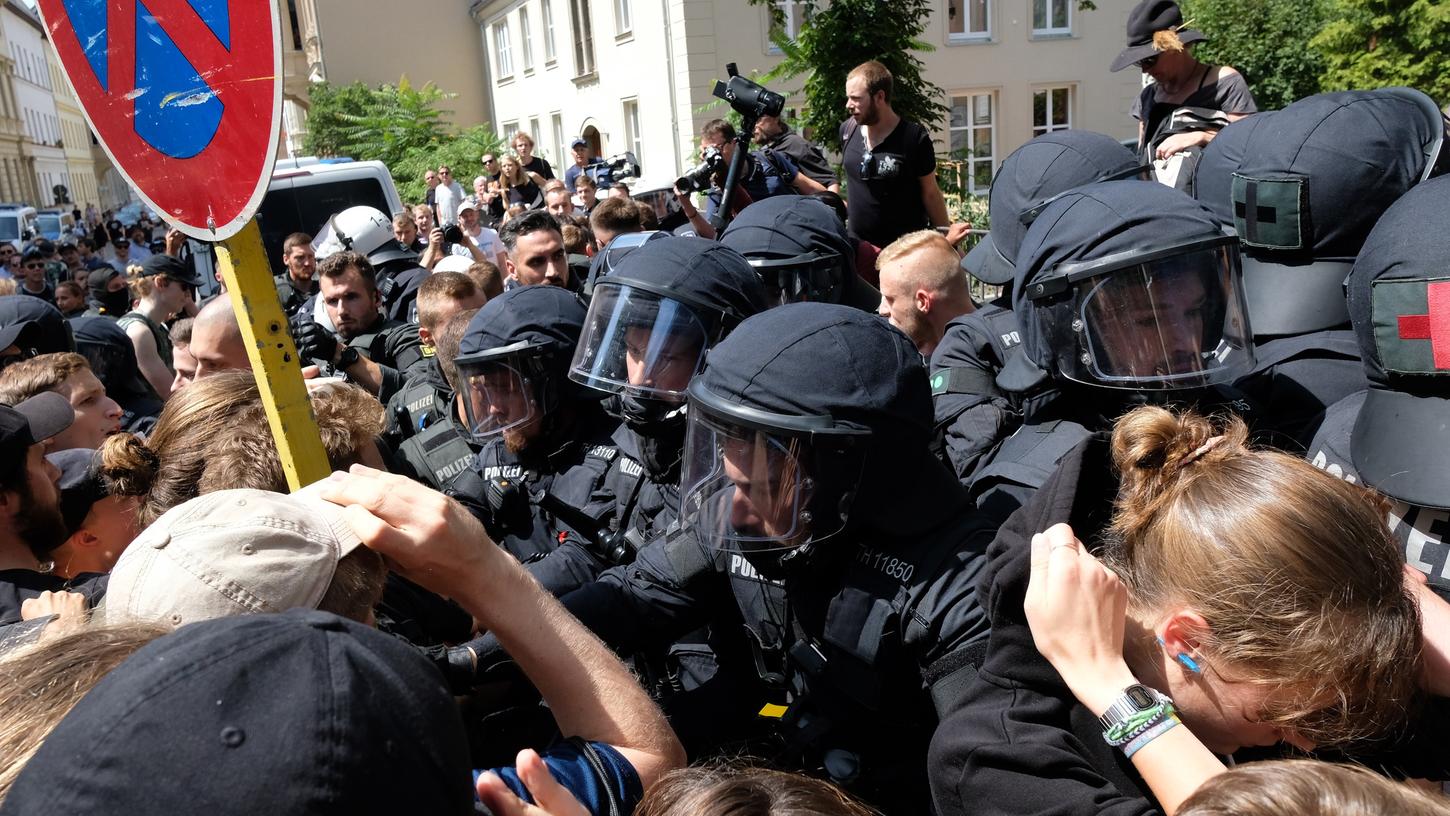 Polizisten drängen Teilnehmer der Demonstration gegen die rechte Versammlung ab. Anlass ist ein geplanter Aufzug der rechtsextremen Identitären Bewegung.