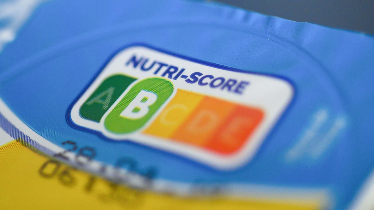 Auf einer Packung Joghurt ist der sogenannte "Nutri-Score" zu sehen. Die Entscheidung für ein neues farbliches Nährwert-Logo für Fertigprodukte steht an.