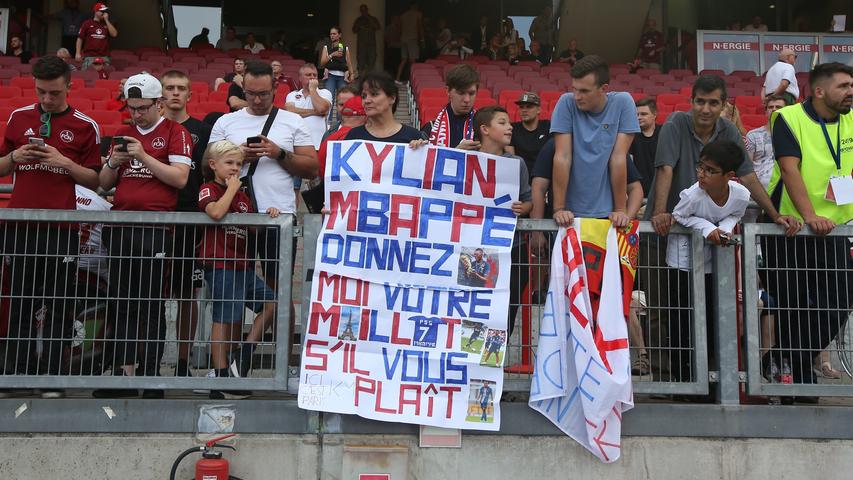 Wann sieht man schon einmal einen Kylian Mbappé im Nürnberger Stadion? Diese Gelegenheit wollen sich einige Anhänger der Franzosen nicht entgehen lassen und sprechen ihren Wunsch nach dem Trikot des Weltstars dann auch ganz plakativ aus.
