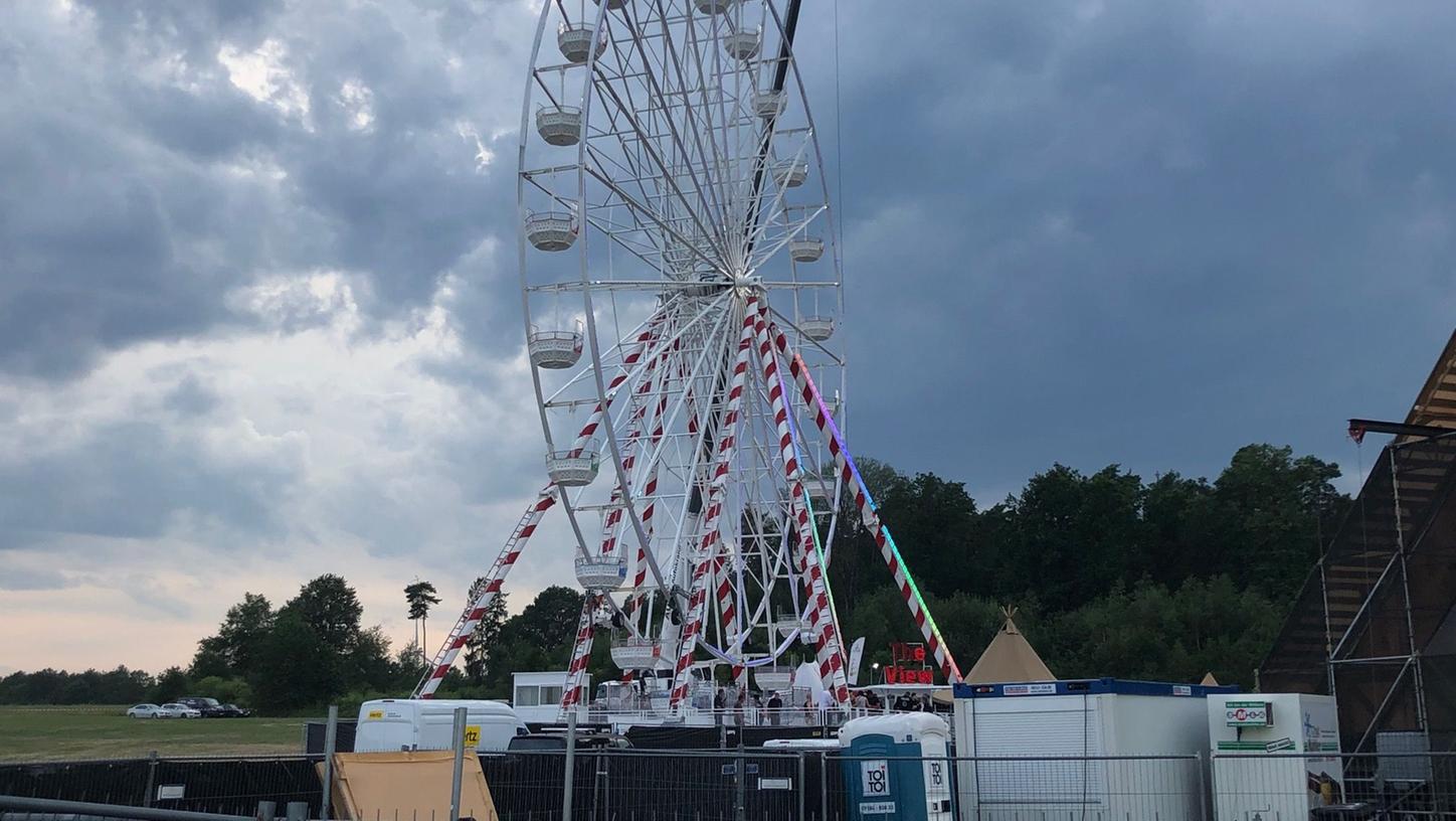 Auf dem Open-Beatz-Festival ist am Samstagabend ein Besucher aus großer Höhe aus dem Riesenrad gestürzt. Er wurde lebensgefährlich verletzt.