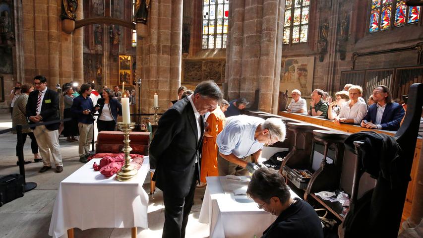 Graböffnung in St. Sebald: Nürnberger bestaunen historische Knochen
