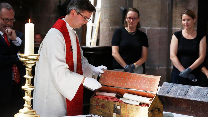 Graböffnung in St. Sebald: Nürnberger bestaunen historische Knochen
