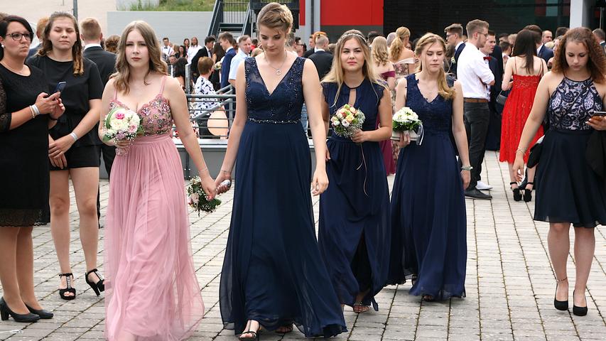 Ballkleider und Sakkos: Realschüler in Ebs feiern Abschluss!