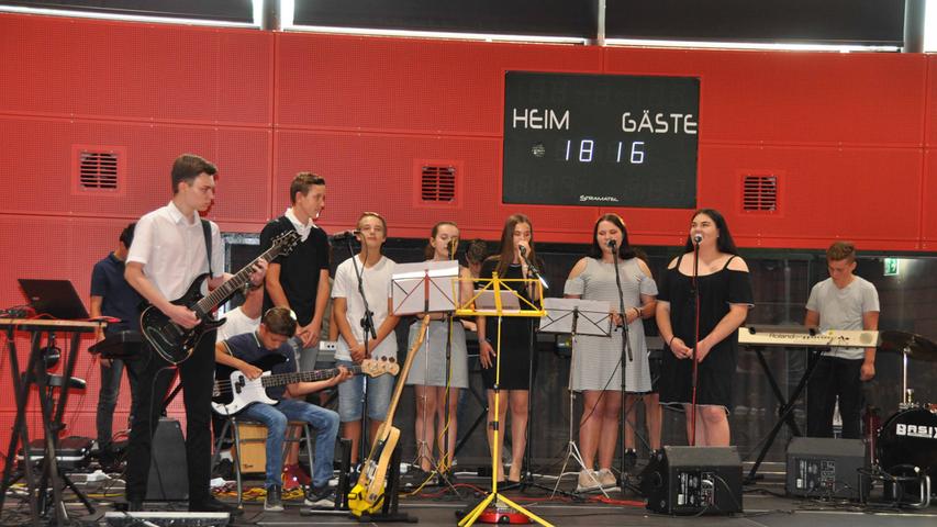 Toller Festakt, edle Roben: Entlassschüler der EKS Postbauer-Heng feiern