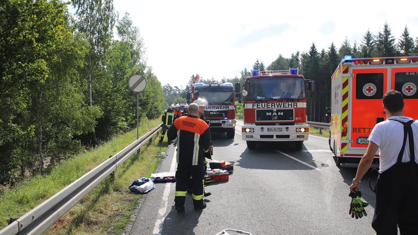 B14 bei Heilsbronn: 23-jähriger Biker bei Überholmanöver schwer verletzt