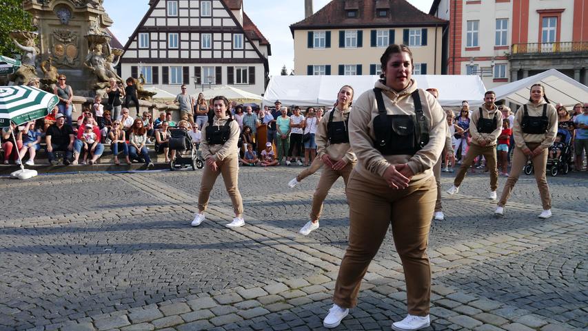 Auch am Marktplatz ist noch was los: der Auftritt der Tanzschule Bogner.