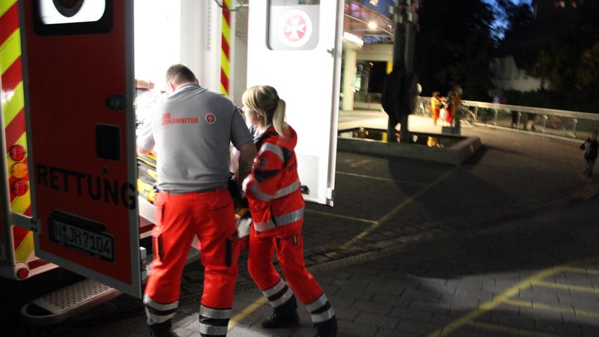 Ankunft in der Klinik Hallerwiese: Die Sanitäter ziehen die Trage mit dem Patienten aus dem Rettungswagen.