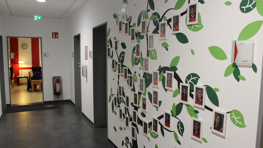 Im Flur der neuen Johanniter-Wache kleben die Fotos aller Mitarbeiter an einem Mitarbeiter-Baum an der Wand.
