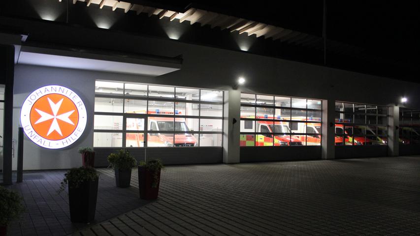 Licht hinter Glas: Neben der Johanniter-Wache steht die Garage, in der alle Einsatzfahrzeuge untergebracht sind.