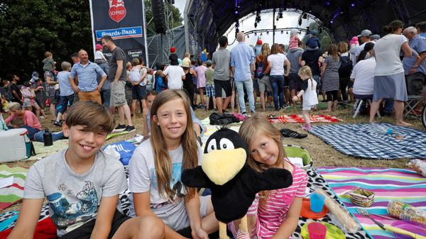 Leo, Moritz und Paula (von links) hatten ihren Stoffraben zum Konzert mitgebracht.