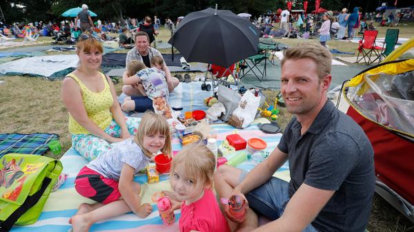 Picknick-Atmosphäre mit Musikbeschallung: Auch die Familie von Annett Steinert und Thomas Meissner hat sich fürs Konzert gut ausgerüstet.