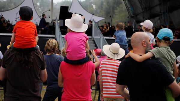 Gut behütet: Nah am Orchester waren die Plätze begehrt.