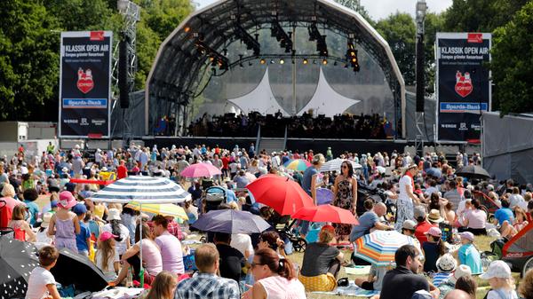 Die Wiese als Konzertsaal: Viele Familien folgten der Einladung zum kostenlosen Sommerkonzert.