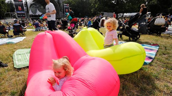 Es muss nicht immer die Badedecke sein: Felicitas und Ida freuen sich über ihre aufblasbaren Sofas.