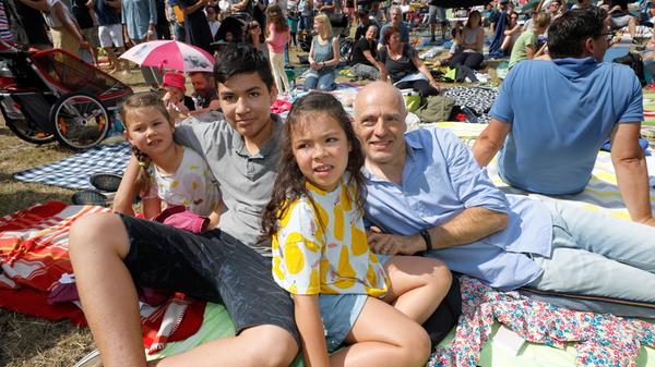 Christian Horneber mit seinen Kindern Felix, Livia und Anna harrten der Dinge, die da kommen sollten, während das Orchester noch die Instrumente stimmte.