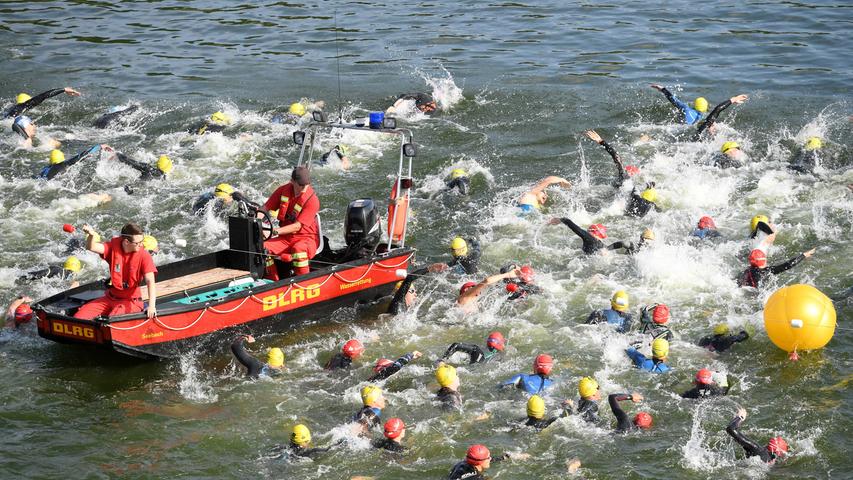 Im Main-Donau-Kanal ging es auf der kurzen Distanz 1,5 Kilometer lang durchs Wasser. Die 500 Teilnehmer auf der Mitteldistanz mussten zwei Kilometer schwimmen.