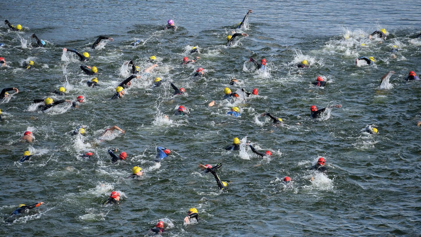 Solche Bilder wird es im Jahr 2020 nicht geben: Der Erlanger Triathlon ist abgesagt - und damit auch der große Schwimmstart am Main-Donau-Kanal.