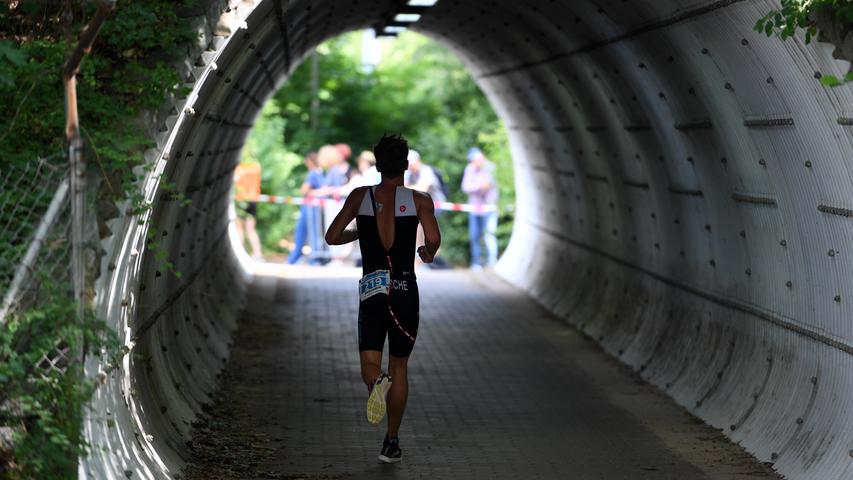 Durch diesen Tunnel laufen die Sportler ins Triathlon-Stadion ein, dann machen sie ihre Zehn-Kilometer-Runde durch die Mönau. Auf der Mitteldistanz sind es 21 Kilometer.