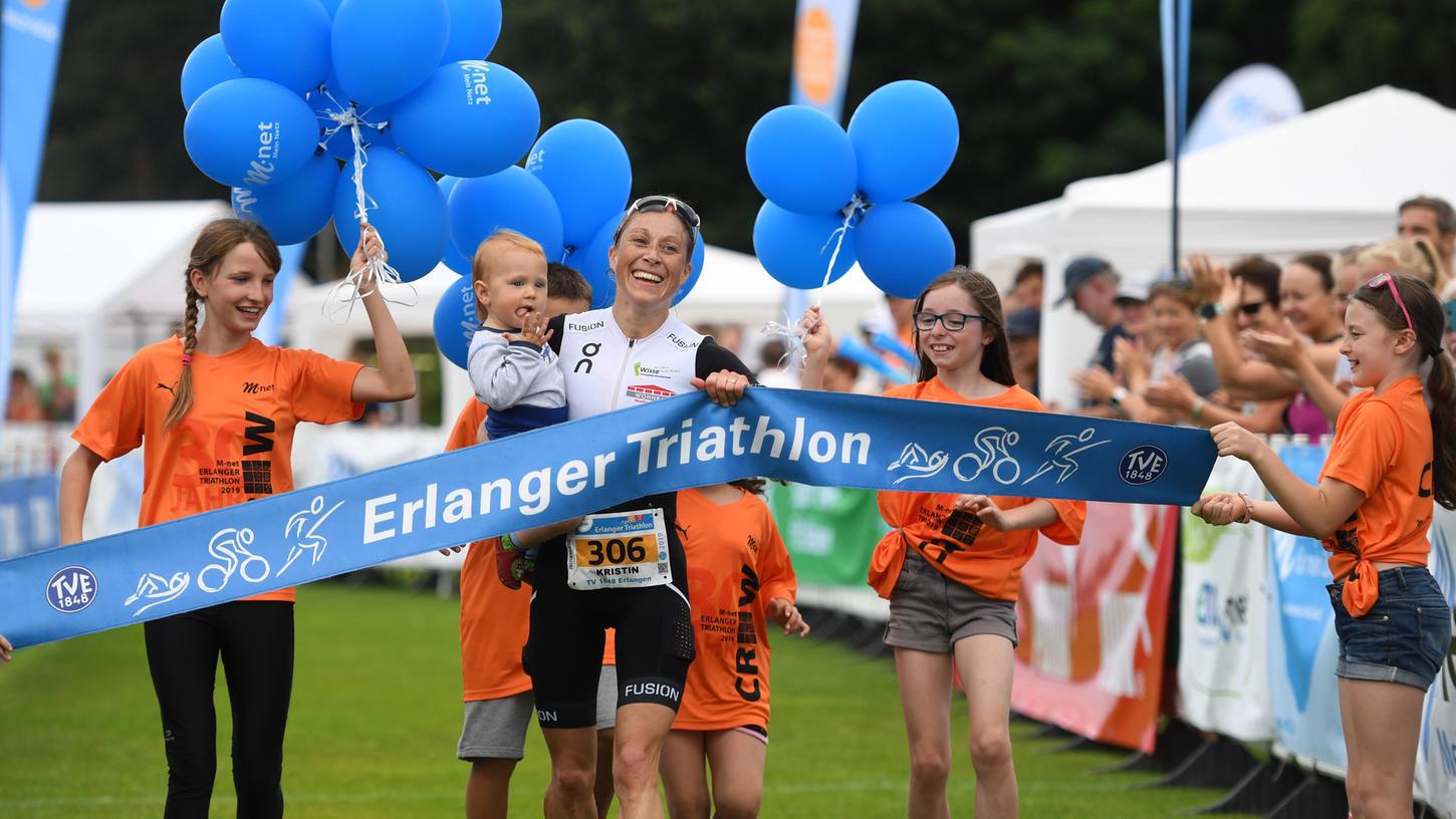 Mit dem größten Fan im Arm: Kristin Liepold vom Turnverein 1848 gewinnt beim Erlanger Triathlon die Mitteldistanz. Ihre kleine Tochter Mira ist bei jedem Rennen dabei.