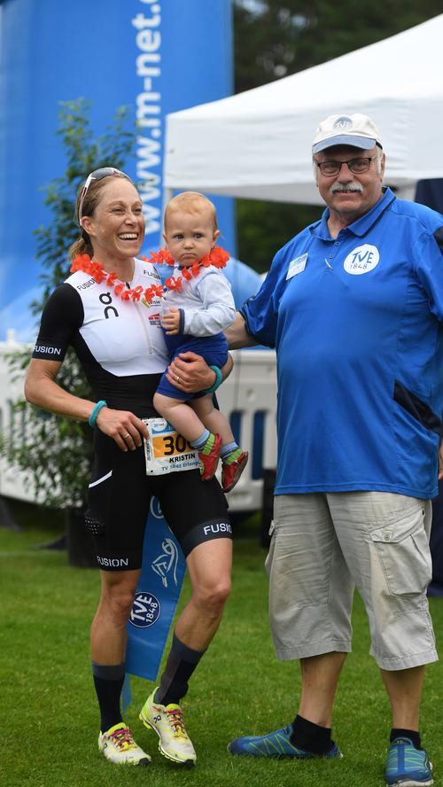 Heinz Rüger vom TV 48 Erlangen begrüßt Kristin Liepold mit ihrer kleinen Tochter Mira im Ziel. Ihre Zeit: 4:11:01 Stunden.