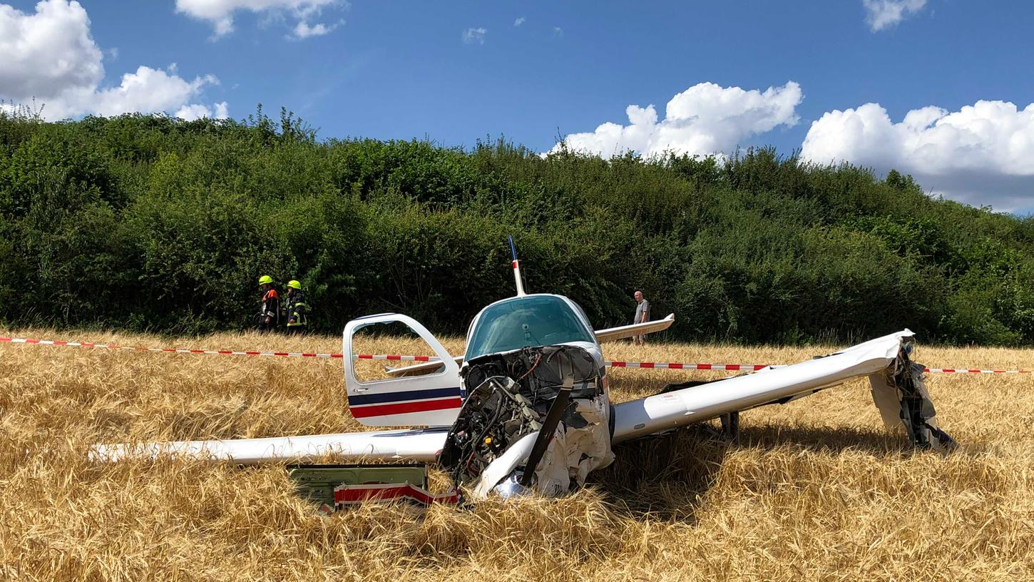 Der Pilot musste die Maschine auf einem Getreidefeld nahe der Landebahn zu Boden bringen.
