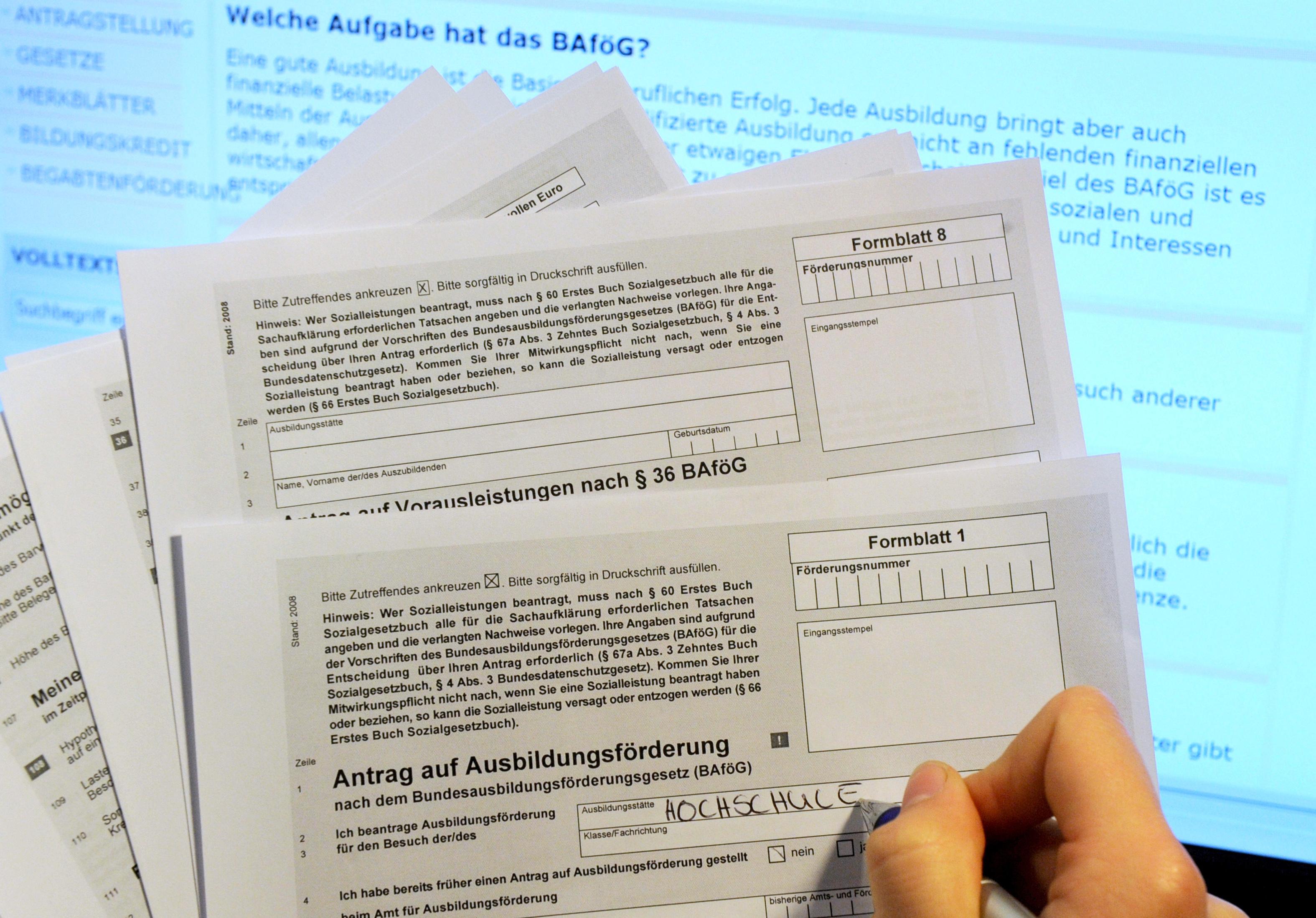 Ab dem 1. August steigt der Förderhöchstbetrag in zwei Stufen von 735 Euro auf 861 Euro im Monat. Der inkludierte Wohnzuschlag steigt von 250 Euro auf 325 Euro.