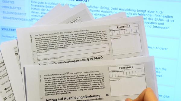 Ab dem 1. August steigt der Förderhöchstbetrag in zwei Stufen von 735 Euro auf 861 Euro im Monat. Der inkludierte Wohnzuschlag steigt von 250 Euro auf 325 Euro.