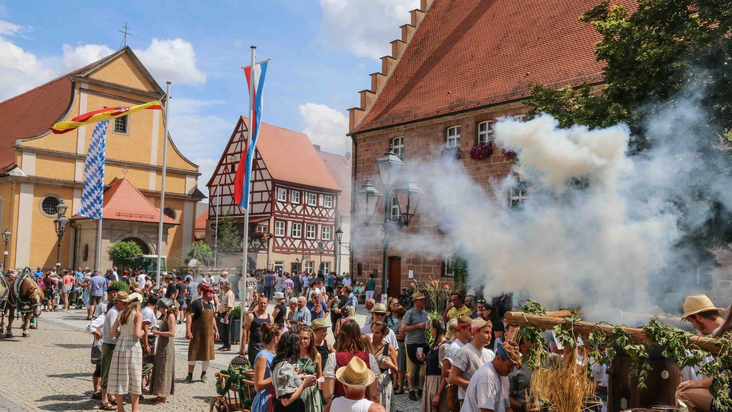 Mit Kind und Kegel durch die Altstadt: Zum Heimatfest zog ein bunter Festzug durch Heideck.