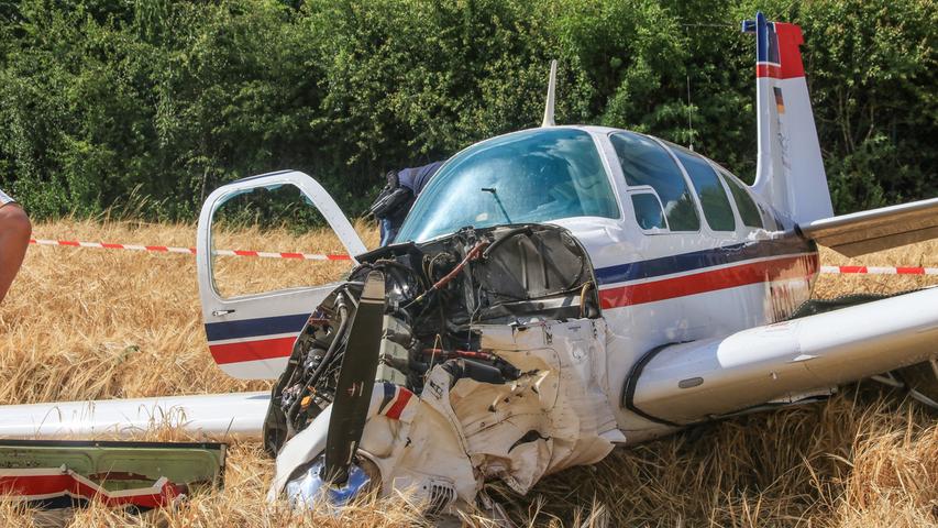 Motor ausgefallen: Flugzeug stürzt in Coburg auf Getreidefeld