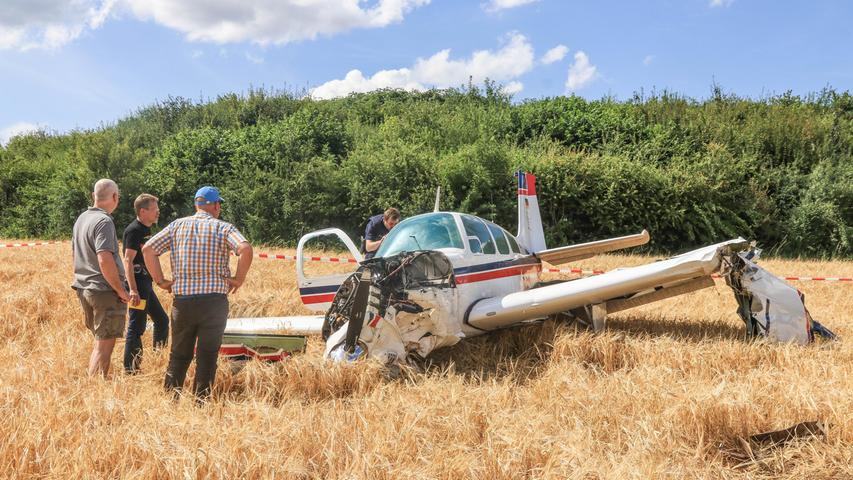 Motor ausgefallen: Flugzeug stürzt in Coburg auf Getreidefeld