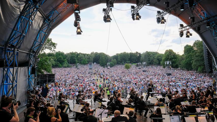 Etwa 75.000 Besucher drängten sich am Sonntagabend in den Nürnberger Luitpoldhain, um den Klängen des Klassik Open Airs zu lauschen.