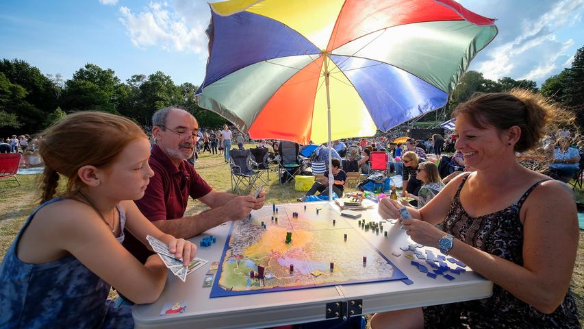Das Klassik Open Air hat sich mittlerweile zum Familien-Event etabliert. Die Pausen vertrieben sich die Besucher zum Beispiel mit Brettspielen.
