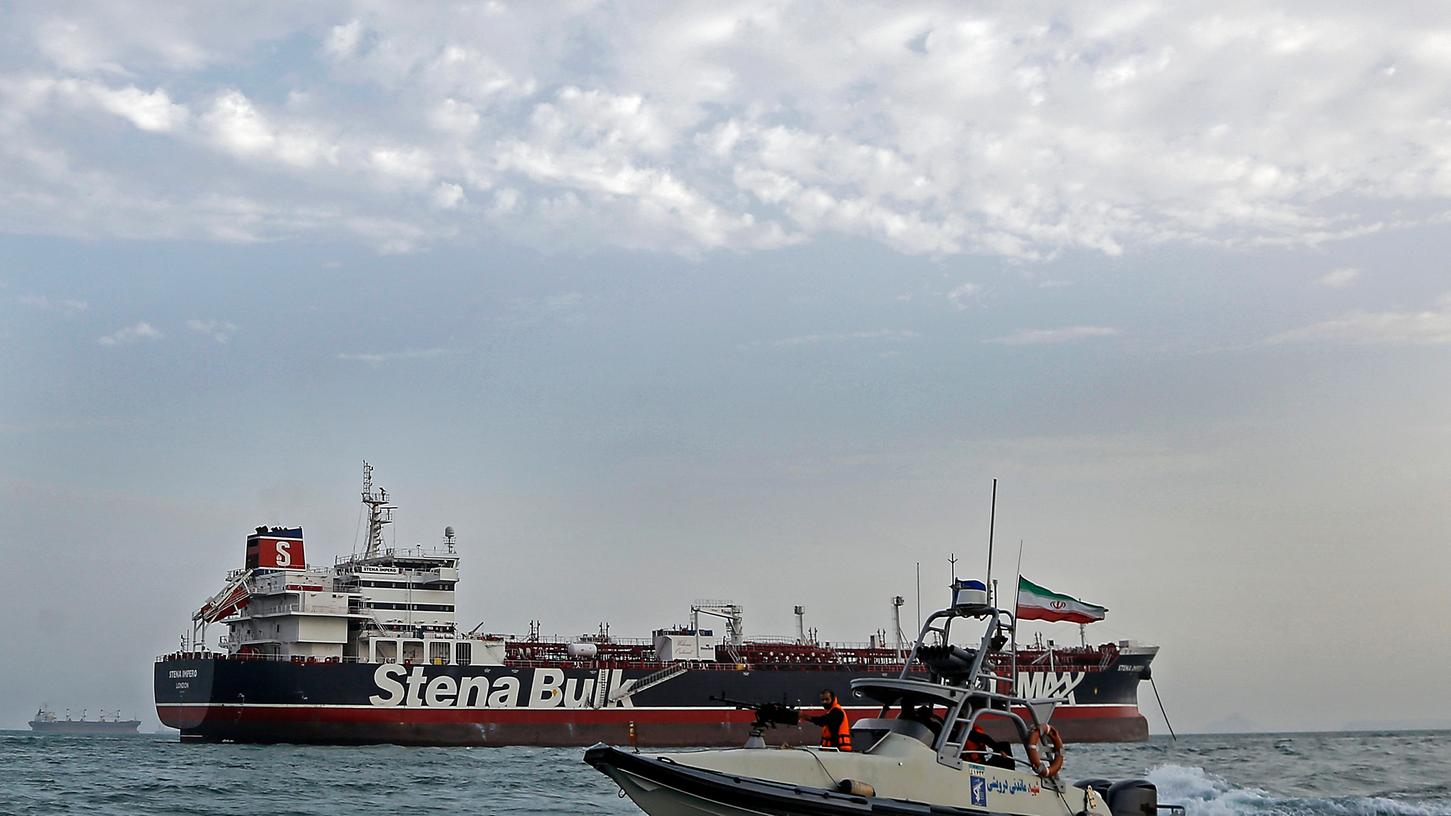 Ein Schnellboot der iranischen Revolutionsgarde bewegt sich um britischen Öltanker "Stena Impero". Iran hatte den unter britischer Flagge fahrenden Tanker am Freitag festgesetzt.