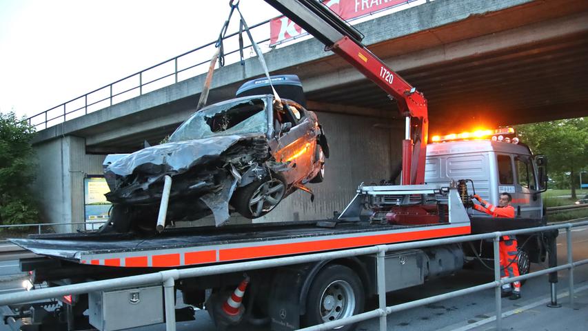Autorennen endet an Brückenpfeiler: Fahrer schwerst verletzt