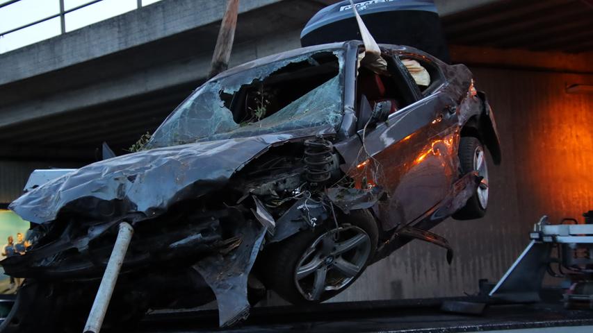 Autorennen endet an Brückenpfeiler: Fahrer schwerst verletzt