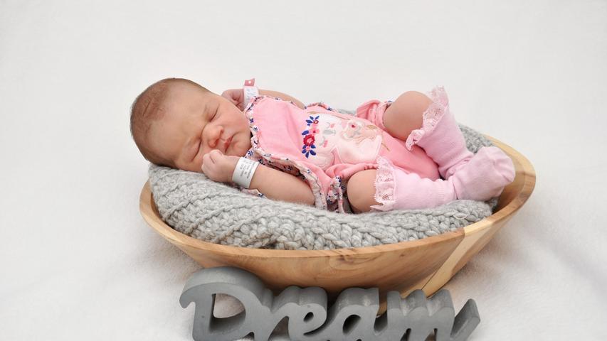 Süße Träume, liebe Lilly Milou! Ihren Start ins Leben erlebte sie am 18. Juli in der Klinik Hallerwiese. Lilly Milou war bei der Geburt 52 Zentimeter groß und 3480 Gramm schwer.