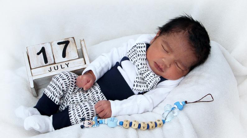 Baby Jiven erblickte am 17. Juli im St. Theresien-Krankenhaus das Licht der Welt. Bei der Geburt war er 53 Zentimeter groß und wog 3460 Gramm.
