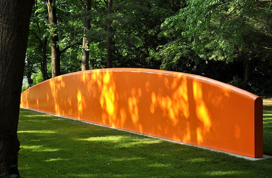 Die "Große Hülle" des Künstlers Werner Knaupp stammt aus dem Jahr 1987 und bereichert den Stadtpark der Stadt Stein bei Nürnberg mit einem orangen Farbimpuls.