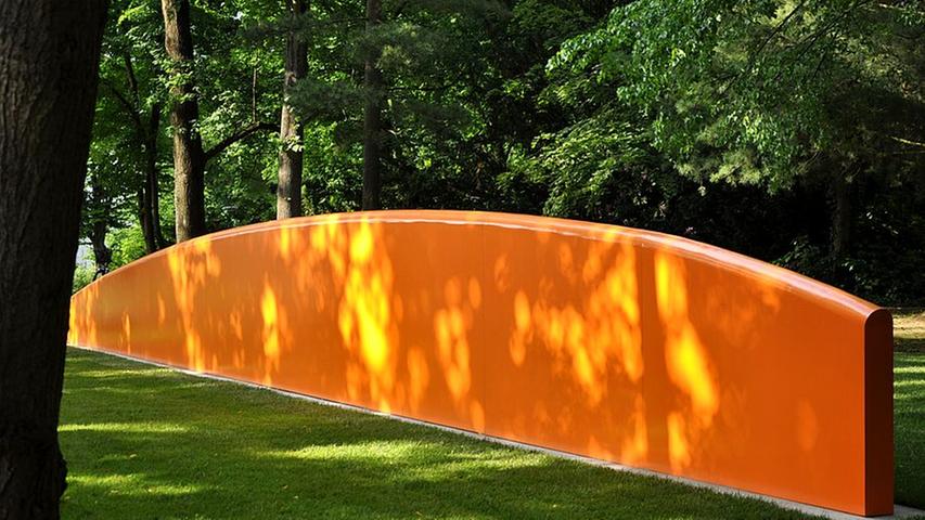 Die "Große Hülle" des Künstlers Werner Knaupp stammt aus dem Jahr 1987 und bereichert den Stadtpark der Stadt Stein bei Nürnberg mit einem orangen Farbimpuls.