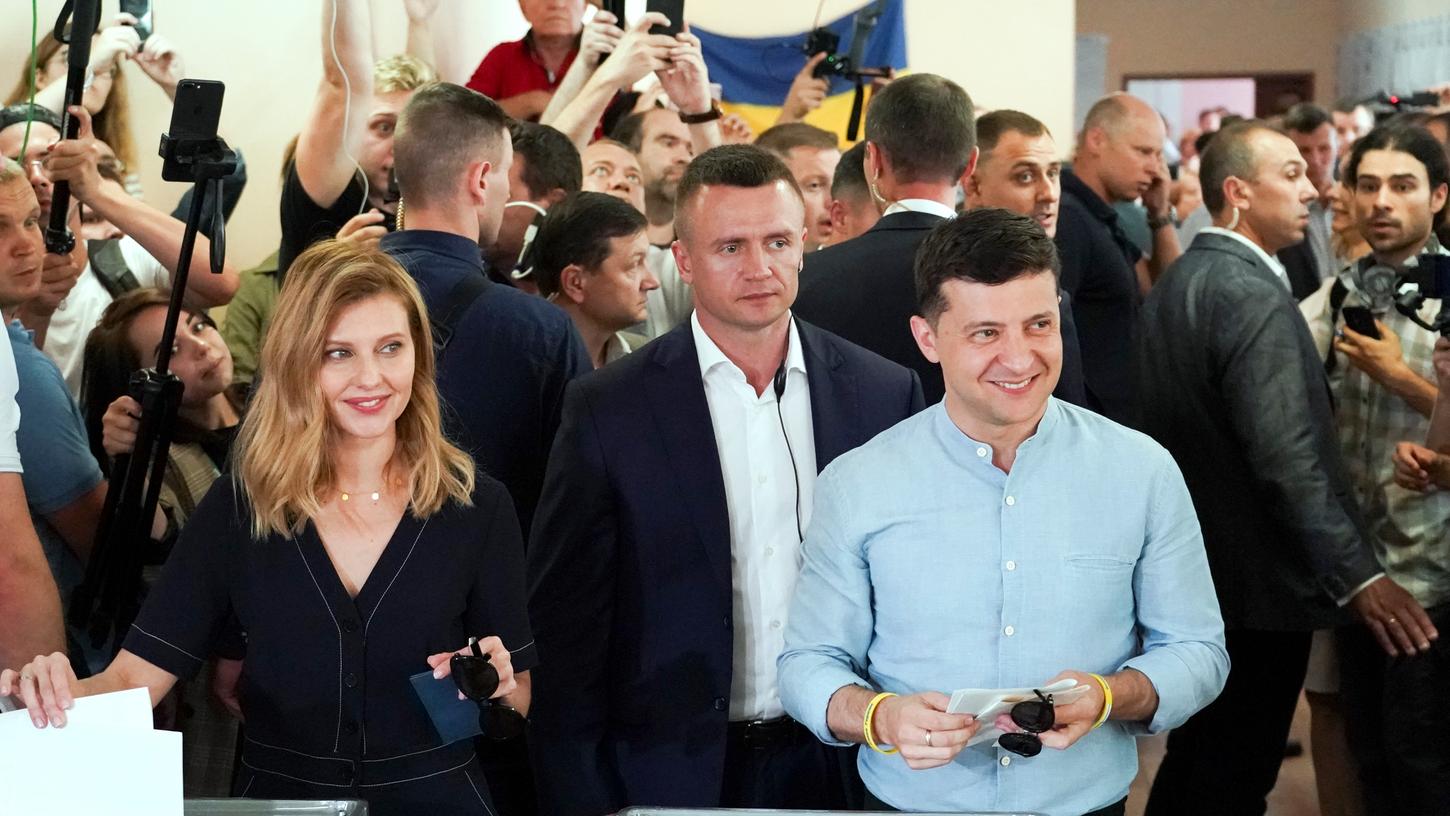 Wolodymyr Selenskyj (r), Präsident der Ukraine, und seine Ehefrau, Olena Selenskyj, an der Wahlurne. Seine Partei erreichte etwas mehr als 40 Prozent.