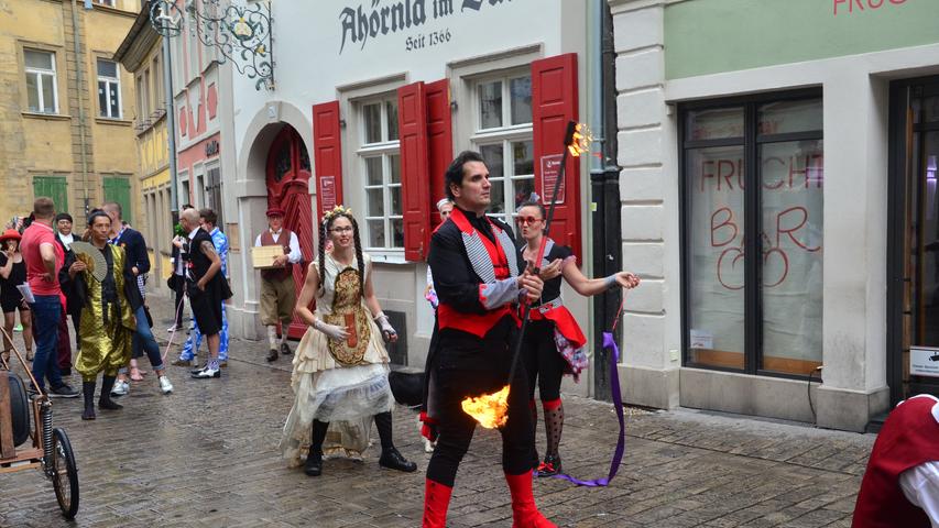"Bamberg zaubert": Künstlerparade zieht durch Innenstadt