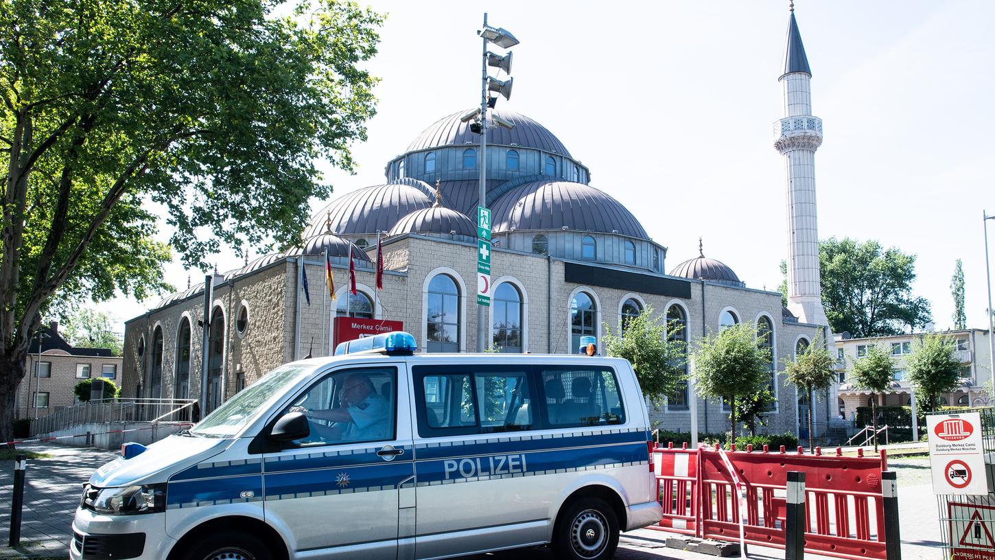 Die Ditib-Moschee in Duisburg ist nach einer Bombendrohung am Montag geräumt, weiträumig abgesperrt und durchsucht worden.