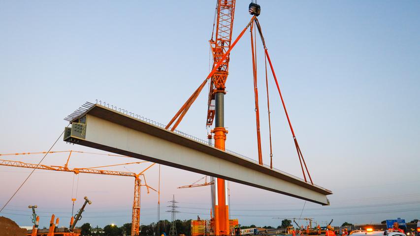 Schwerlastkran im Einsatz: Auf der A3 entsteht eine neue Brücke
